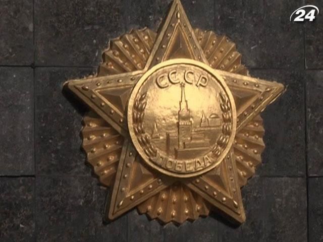 Немногочисленные пенсионеры отмечают в Украине годовщину Октябрьской революции Немногочисленные пенсионеры отмечают в Украине годовщину Октябрьской революции