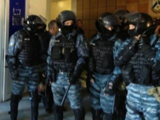 "Беркут" помогал председателю ОИК № 197 вынести документы (Видео) "Беркут" помогал председателю ОИК № 197 вынести документы (Видео)