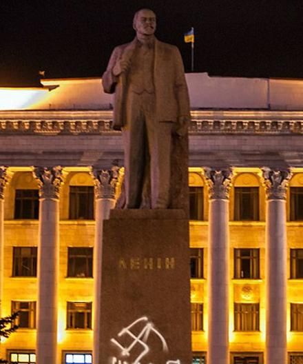 У Житомирі Леніна "прикрасили" свастикою і матом (Фото)