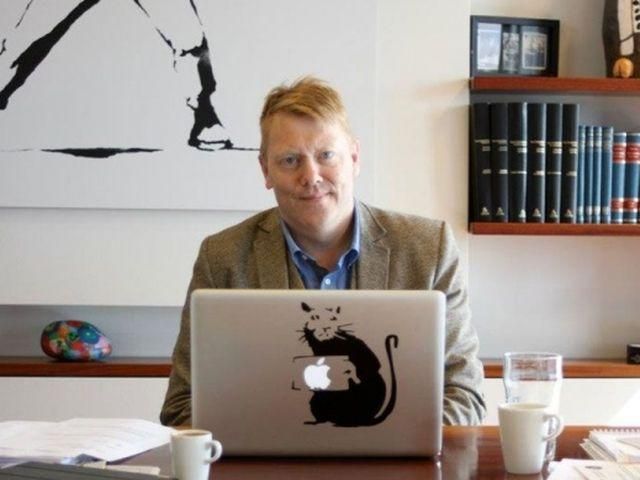 Мер Рейк'явіка переодягається у жінок та носить костюм джедая (Фото) Мер Рейк'явіка переодягається у жінок та носить костюм джедая (Фото)