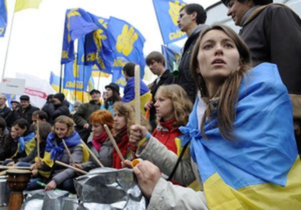 Тягнибок закликав залишатись під стінами ЦВК та продовжувати мітинг