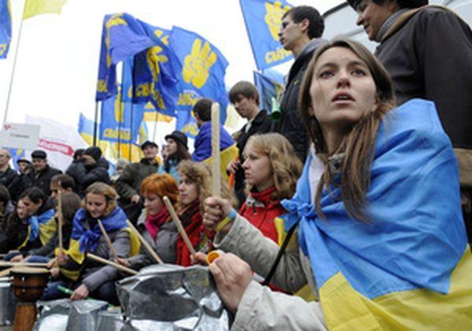 Тягнибок призвал оставаться под стенами ЦИК и продолжать митинг Тягнибок призвал оставаться под стенами ЦИК и продолжать митинг