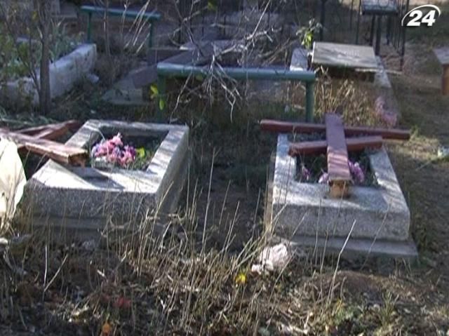 В Крыму вандалы разгромили кладбище