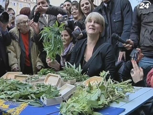 Депутат в Італії хотіла поділитися з людьми самотужки вирощеною марихуаною