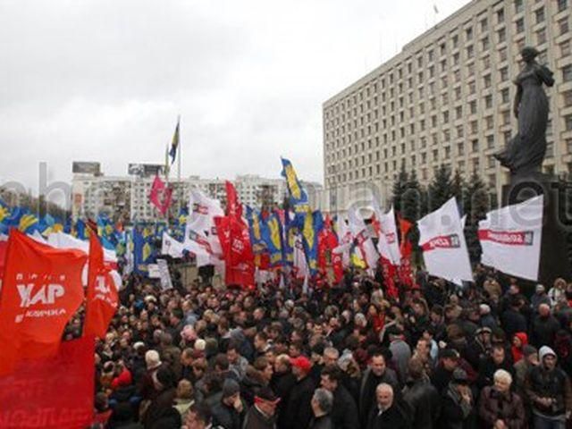 Мітингуючі під ЦВК пішли на вихідні Мітингуючі під ЦВК пішли на вихідні