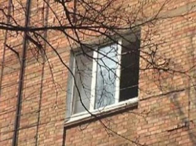 Ревнивый мужчина выбросил любимую из окна пятого этажа Ревнивый мужчина выбросил любимую из окна пятого этажа