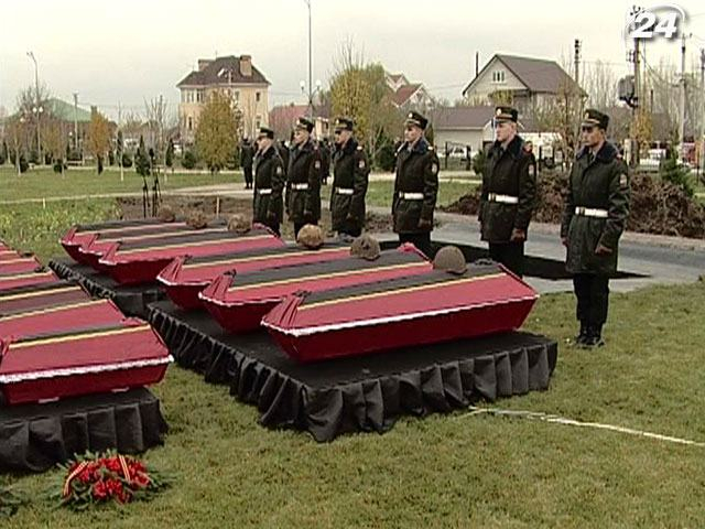В Киевской области перезахоронили 50 советских бойцов В Киевской области перезахоронили 50 советских бойцов