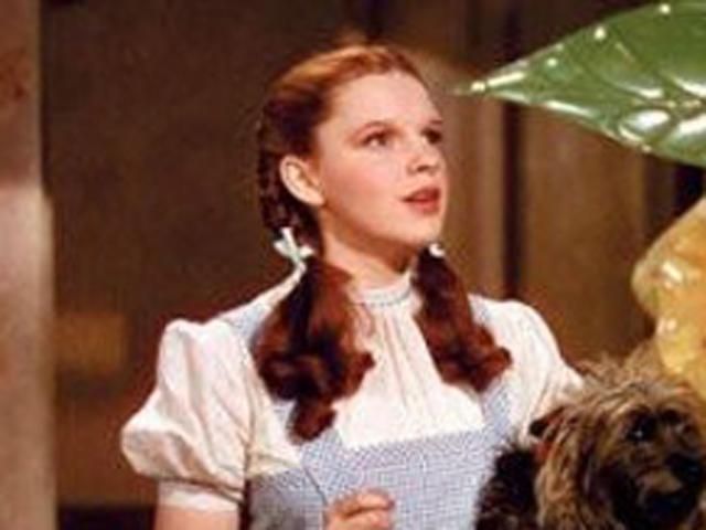 Платье из "Волшебника страны Оз" продали почти за $ 500 тысяч Платье из "Волшебника страны Оз" продали почти за $ 500 тысяч