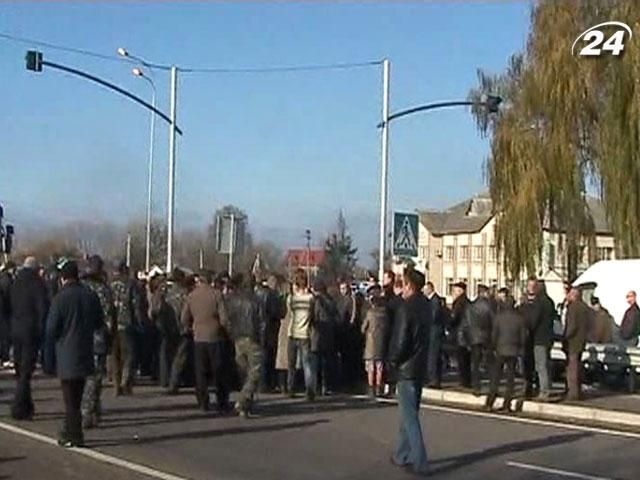 Трасу "Київ-Чоп" блокували місцеві жителі