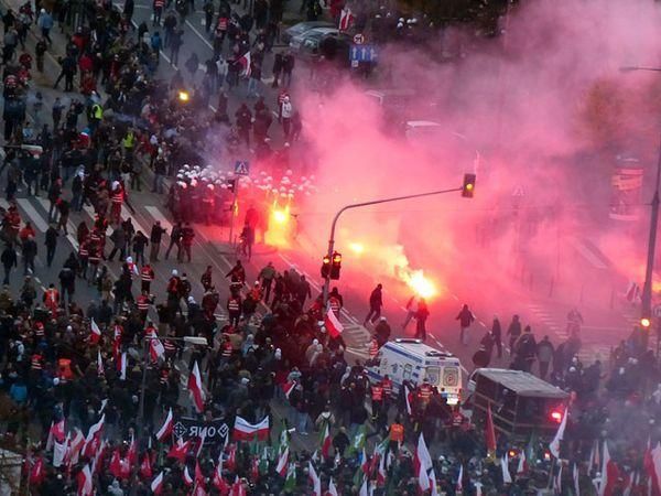 Варшава: націоналісти закидали поліцію пляшками (Фото) Варшава: націоналісти закидали поліцію пляшками (Фото)