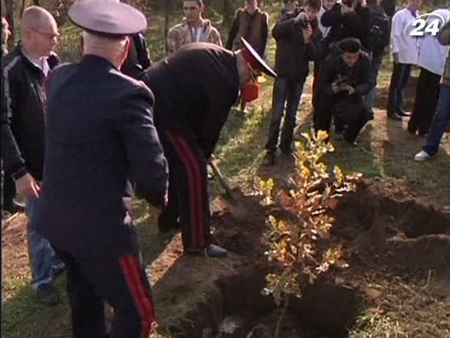 На Хортице высадили дубовую аллею в честь Богдана Ступки 