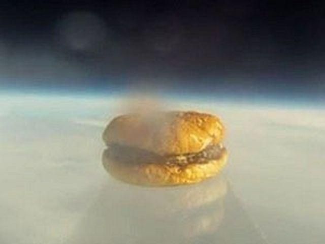 В США студенты запустили гамбургер в космос 