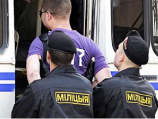 В Беларуси у здания КГБ прогремел взрыв. Трех человек задержали В Беларуси у здания КГБ прогремел взрыв. Трех человек задержали