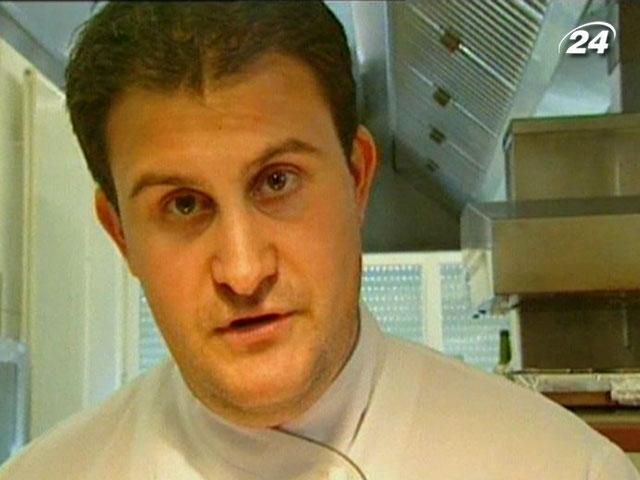 Дуже молодий і дуже визнаний шеф-кухар Клаус Ерфорт Дуже молодий і дуже визнаний шеф-кухар Клаус Ерфорт