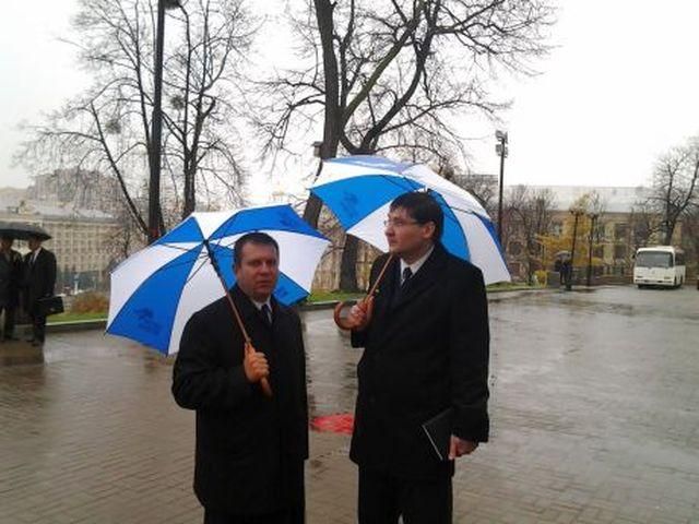 Під дощем черга прокурорів чекає на Януковича (Фото)