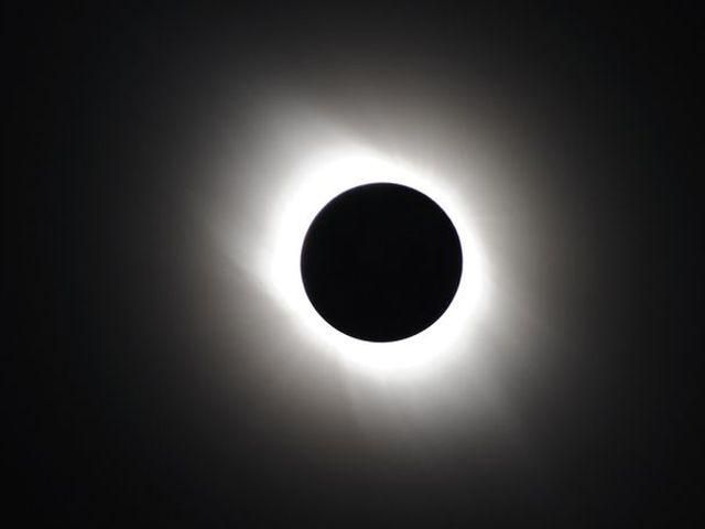 Сегодня - единственное в 2012 году полное солнечное затмение Сегодня - единственное в 2012 году полное солнечное затмение