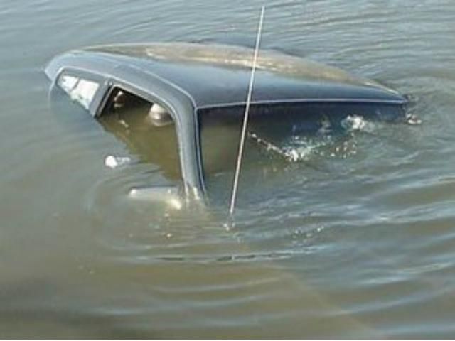 Біля Феодосії дві машини звалилися з мосту Біля Феодосії дві машини звалилися з мосту