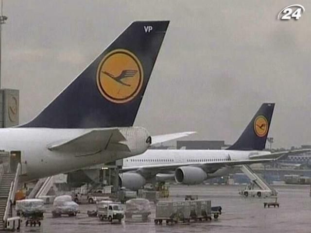 Lufthansa согласилась повысить зарплату бортпроводникам