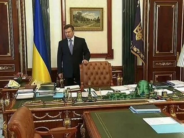 Янукович показав студентам свій робочий кабінет Янукович показав студентам свій робочий кабінет