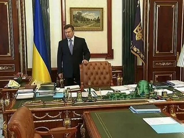 Янукович показав студентам свій робочий кабінет 
