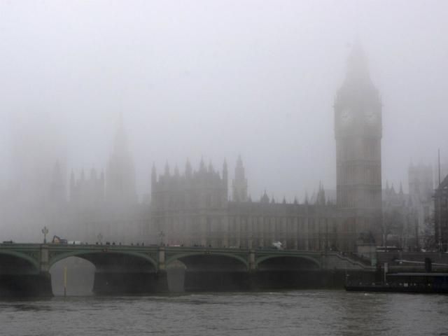 В Лондоне отменили авиарейсы из-за сильного тумана В Лондоне отменили авиарейсы из-за сильного тумана