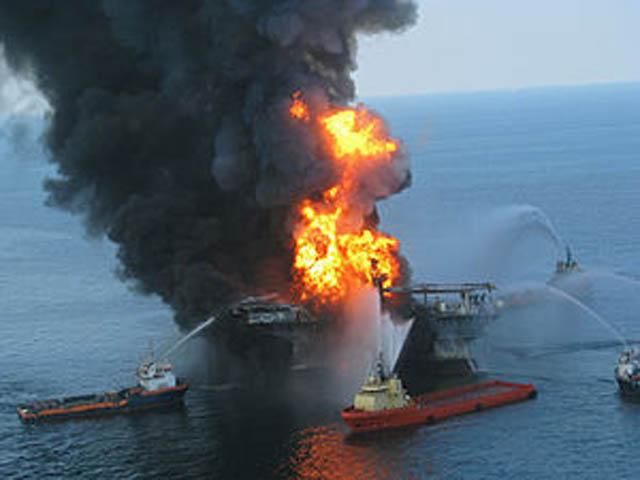 В Мексиканском заливе горит нефтяная платформа: есть жертвы