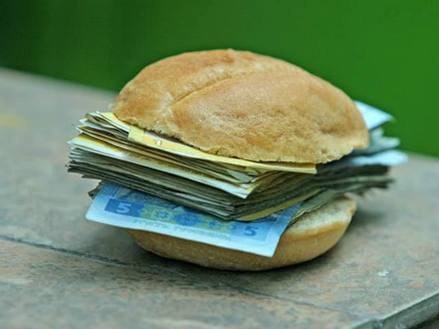 Янукович доручив Азарову підняти стипендії Янукович доручив Азарову підняти стипендії