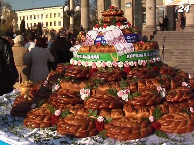 У Тернополі спекли рекордно велетенський коровай У Тернополі спекли рекордно велетенський коровай