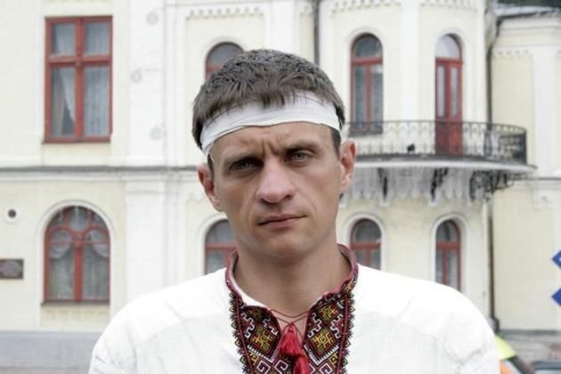 Екс-кандидат у депутати зізнався, що розбив регіоналам вікно Екс-кандидат у депутати зізнався, що розбив регіоналам вікно