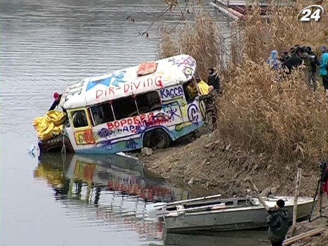 В Днепропетровской области дайверы утопили автобус в карьере