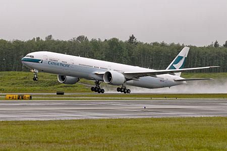 На рейсе Карачи - Лондон у самолета после взлета взорвался двигатель На рейсе Карачи - Лондон у самолета после взлета взорвался двигатель