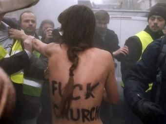 Активисток FEMEN избили во время митинга во Франции Активисток FEMEN избили во время митинга во Франции