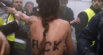 Активисток FEMEN избили во время митинга во Франции