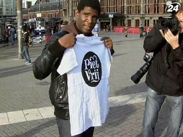 Выходцы из Африки протестуют против рождественского персонажа Нидерландов Выходцы из Африки протестуют против рождественского персонажа Нидерландов