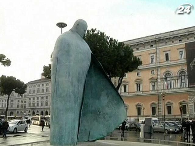 Скандальну статую Папи Римського Івана Павла II переробили