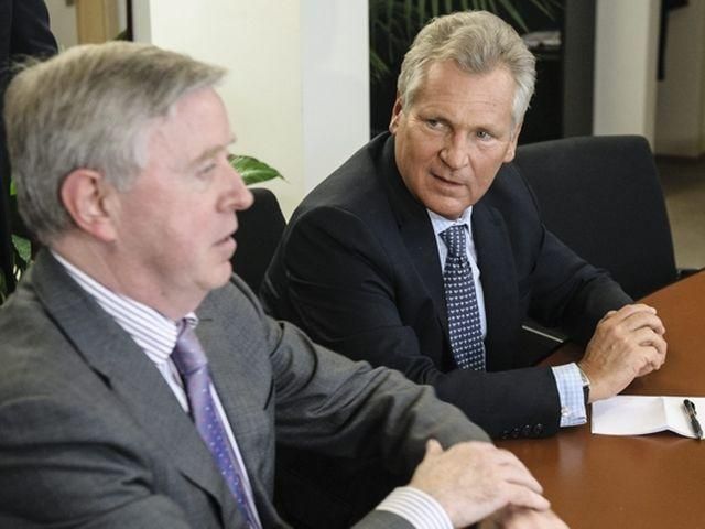 Спостерігачі від ЄП зустрілися із Тимошенко й без коментарів покинули лікарню Спостерігачі від ЄП зустрілися із Тимошенко й без коментарів покинули лікарню