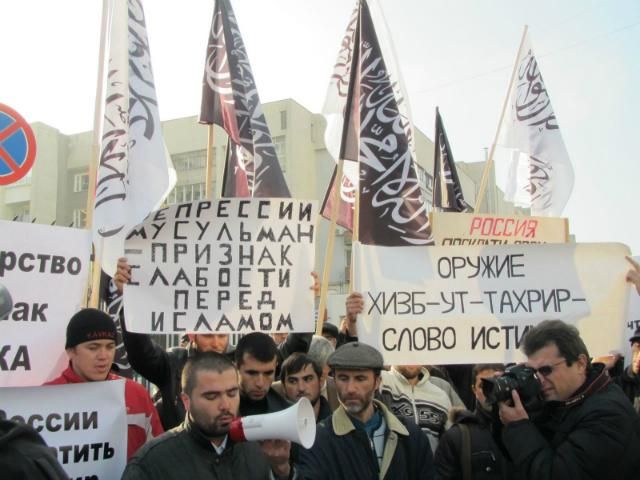 Кримські мусульмани провели мітинг під Генконсульством РФ (Фото) Кримські мусульмани провели мітинг під Генконсульством РФ (Фото)