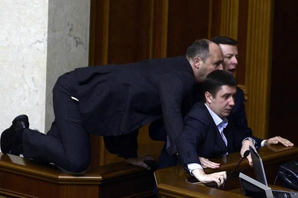 Из-за языка депутаты потолкались в сессионном зале (Фото.Видео) Из-за языка депутаты потолкались в сессионном зале (Фото.Видео)