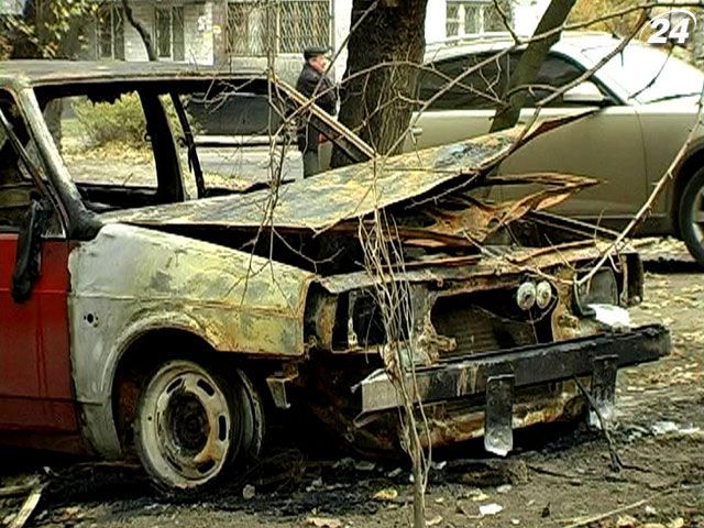 За годину у Донецьку згоріло 5 автівок