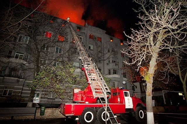 Ночной пожар в Киеве: возле метро Арсенальная выгорело 8 квартир (Фото)