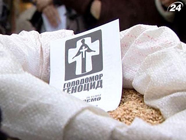 В память о жертвах Голодомора киевляне собирали зерна