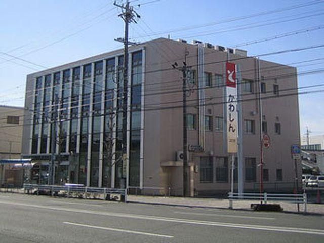Неизвестный захватил 5 заложников в банке Японии