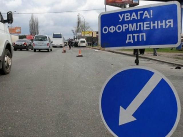 На Дніпропетровщині мікроавтобус зіткнувся з легковиком: 4 особи загинуло