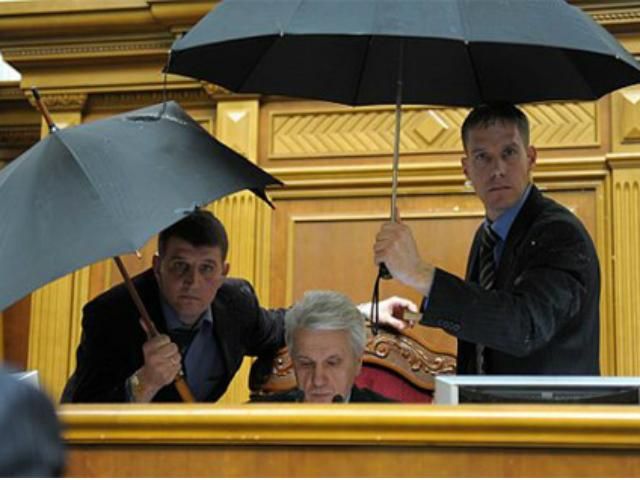 Литвин пропонує заборонити приносити сторонні речі у сесійну залу (Фото) Литвин пропонує заборонити приносити сторонні речі у сесійну залу (Фото)