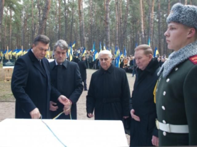 Янукович вместе с Ющенко и Кучмой почтили жертв Голодомора (Фото)