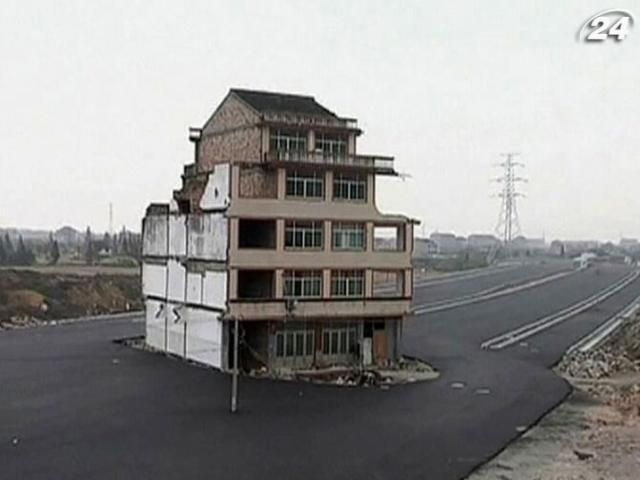 В Китае через дом проложили трассу В Китае через дом проложили трассу