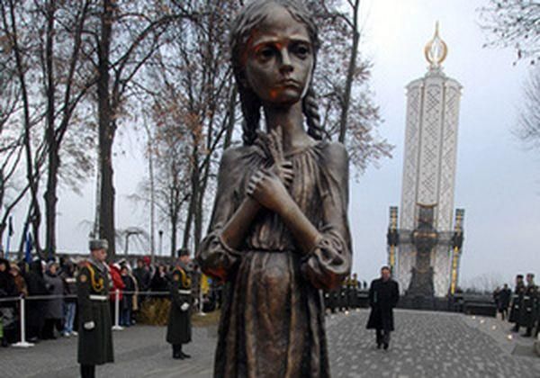 Более 2 тысяч украинцев прошло траурным шествием к мемориалу жертв Голодомора Более 2 тысяч украинцев прошло траурным шествием к мемориалу жертв Голодомора