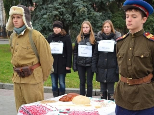 Україна вшанувала пам'ять жертв Голодомору (Фото) Україна вшанувала пам'ять жертв Голодомору (Фото)