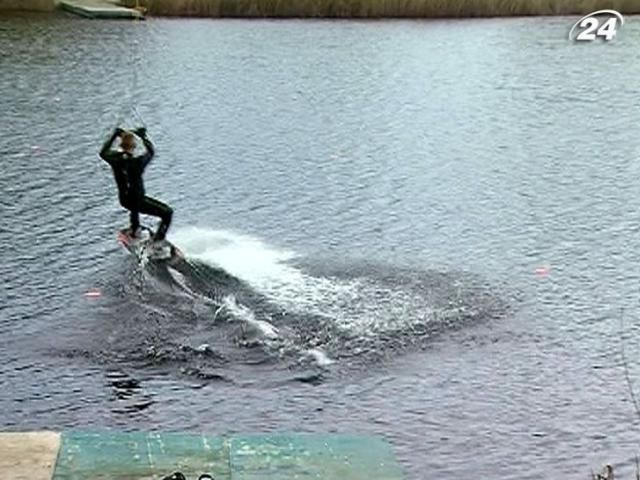 У центрі Сімферополя тренуються вейкбордисти У центрі Сімферополя тренуються вейкбордисти