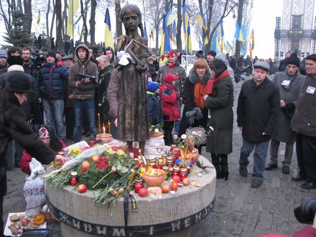 Траурное шествие к мемориалу жертв Голодомора